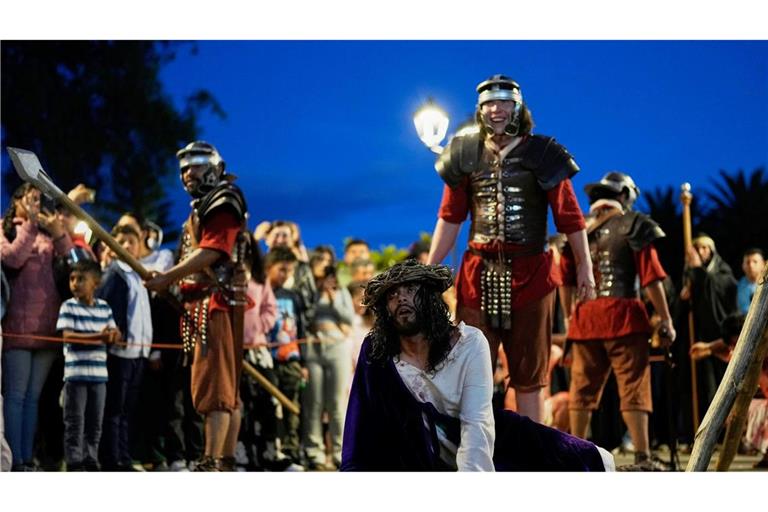 Karwoche in Kolumbien: Schauspieler stellen Kreuzweg in Nobsa nach