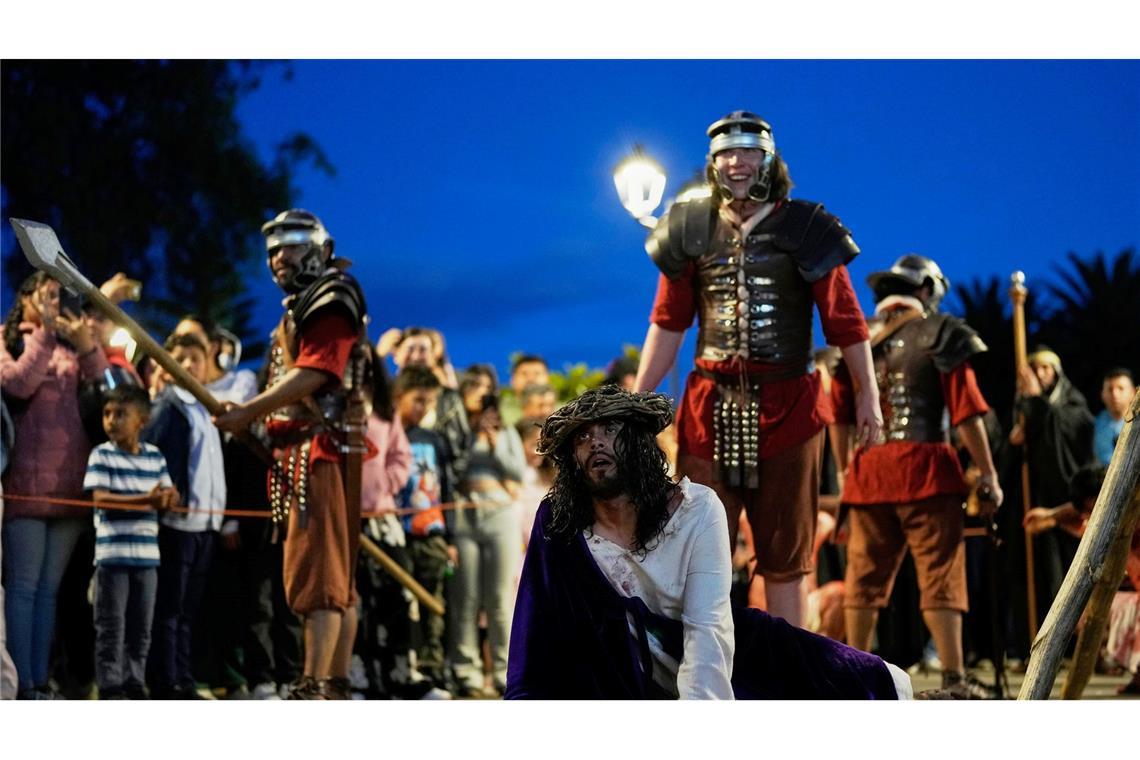 Karwoche in Kolumbien: Schauspieler stellen Kreuzweg in Nobsa nach