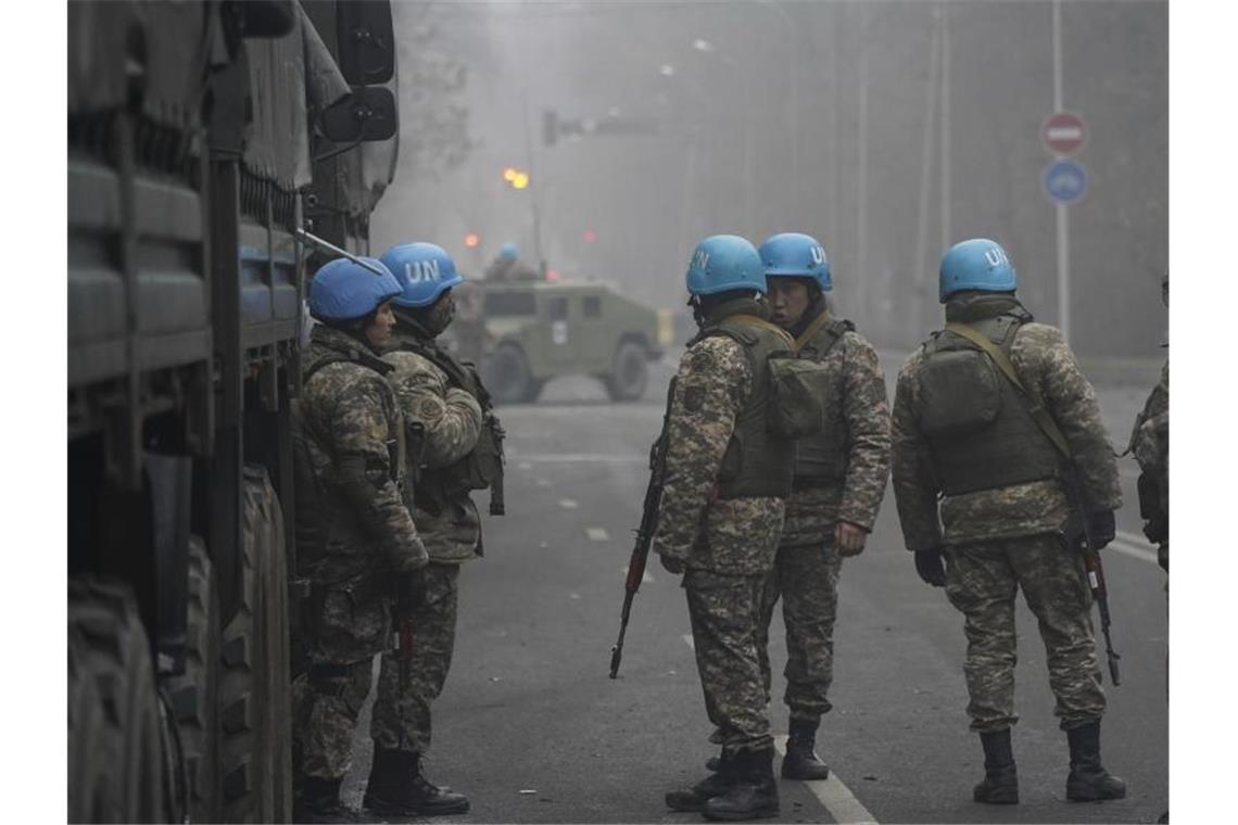 Unruhen in Kasachstan: Präsident spricht von „Staatsstreich“ Kasachische Soldaten mit blauen Helmen in Almaty bereiten sich darauf vor, Demonstranten zu stoppen. Foto: Vladimir Tretyakov/NUR.KZ/AP/dpa