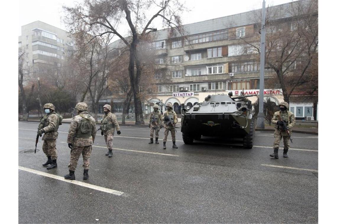 Krise in Kasachstan: Wer protestiert - und wer profitiert Kasachische Soldaten patrouillieren am Freitag in Almaty nach Zusammenstößen. Foto: Vasily Krestyaninov/AP/dpa