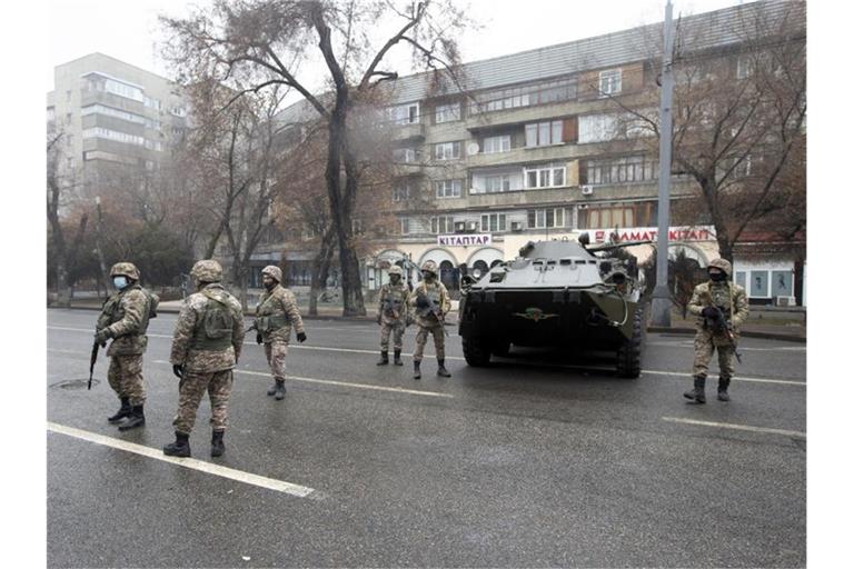 Kasachische Soldaten patrouillieren am Freitag in Almaty nach Zusammenstößen. Foto: Vasily Krestyaninov/AP/dpa