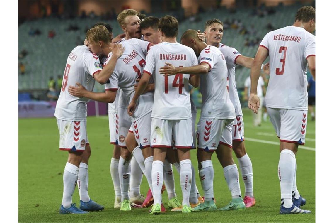 Emotionale Reise: Dänemark träumt vom zweiten EM-Triumph Kasper Dolberg bejubelt sein Tor zur 2:0-Führung Dänemarks mit seinen Mannschaftskollegen. Foto: Ozan Kose/Pool AFP/dpa