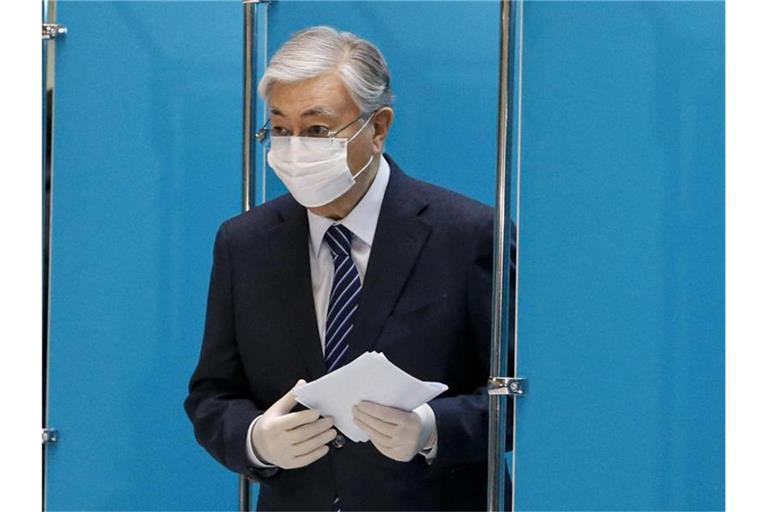 Kassym-Jomart Tokajew, Präsident von Kasachstan, gibt seinen Stimmzettel in einem Wahllokal in Nur-Sultan ab. Foto: Uncredited/AP/dpa