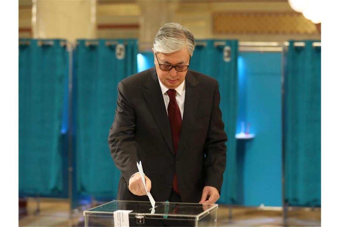 Kassym-Schomart Tokajew, Präsident von Kasachstan, gibt in einem Wahllokal seine Stimme ab. Staatschef Tokajew will sich offiziell ins Präsidentenamt wählen lassen. Foto: Kalizhan Ospanov/XinHua