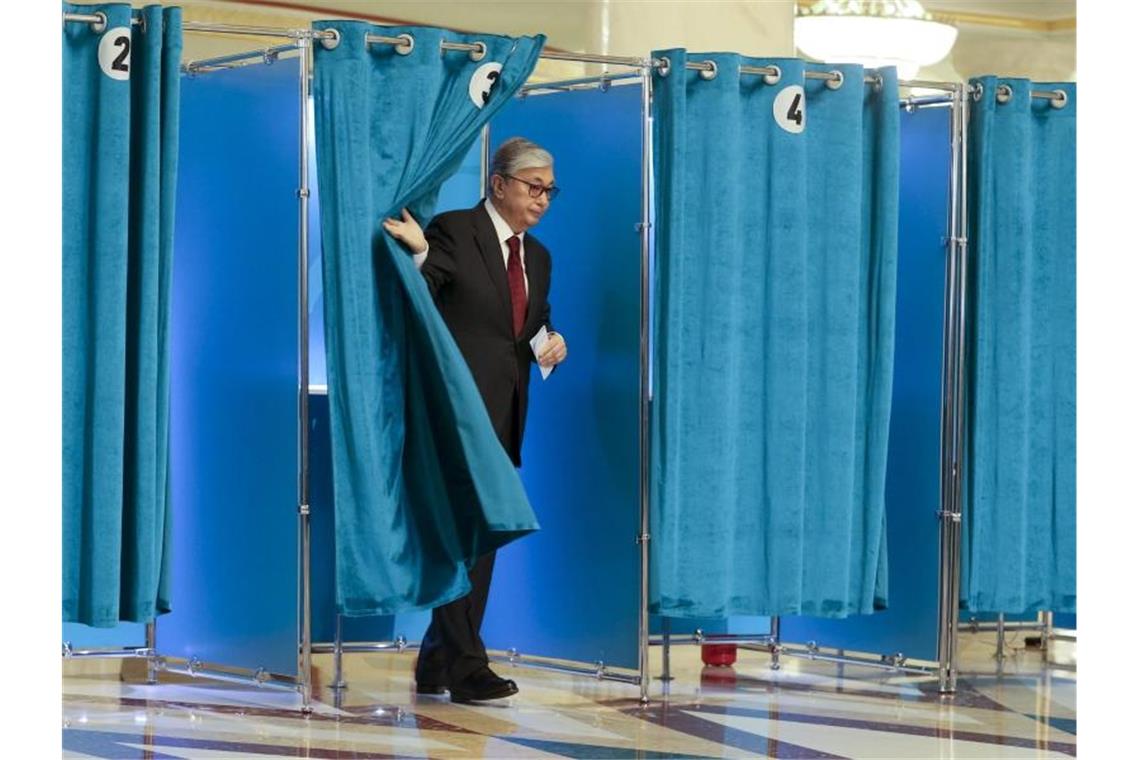 Kassym-Schomart Tokajew, Präsident von Kasachstan, verlässt nach seiner Stimmabgabe die Wahlkabine. Foto: Alexei Filippov/AP
