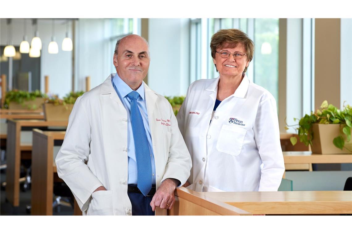 Katalin Karikó (r) und Drew Weissman haben 2023 für grundlegende Arbeiten zur mRNA-Technik den Nobelpreis für Medizin erhalten. (Archivbild)