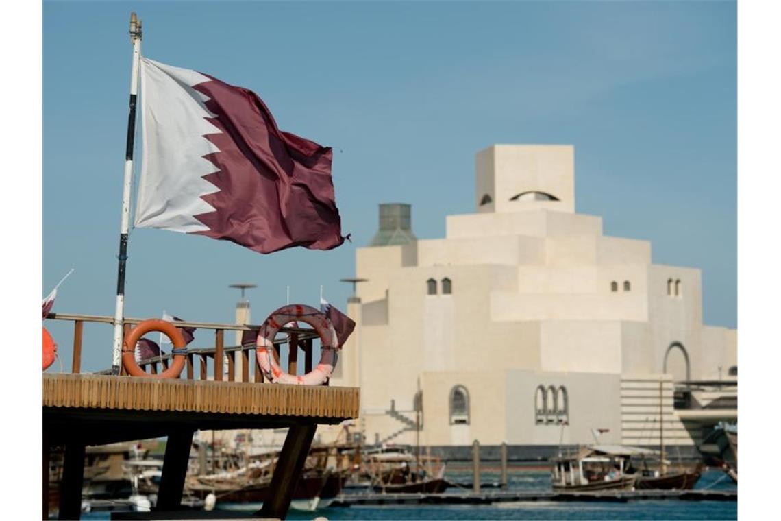 Katar springt mit dem Rennen auf dem Losail International Circuit für Australien ein: Ansicht von der Hauptstadt Doha mit Landesflagge. Foto: picture alliance / dpa