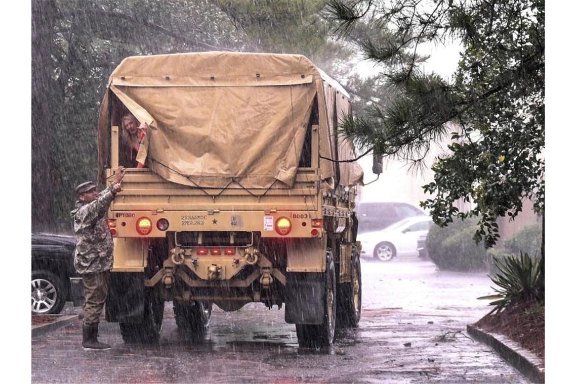 Katastrophenhelfer sichern das Gebiet von Little River im US-Bundesstaat South Caroline bei starkem Regen. Foto: Ken Ruinard/The Independent-Mail/AP