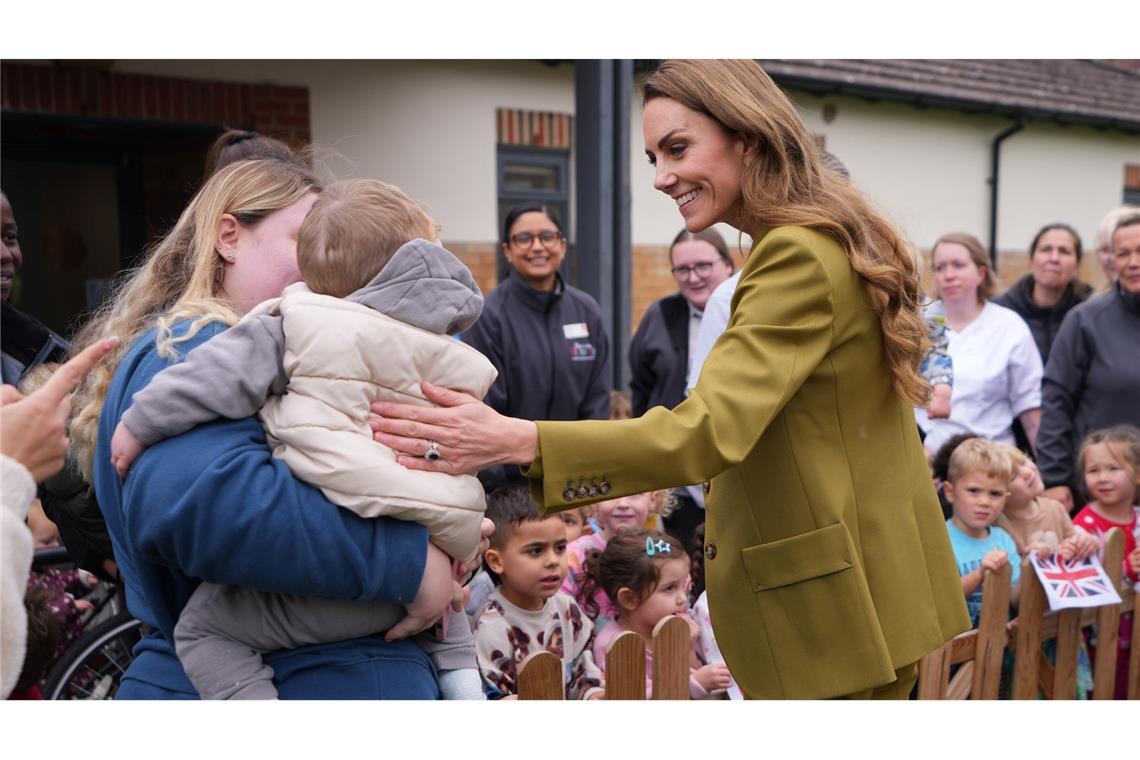 Prinzessin Kate warnt vor Entfremdung durch Smartphones Kate beim Besuch einer Wohltätigkeitsorganisation in Oxford.