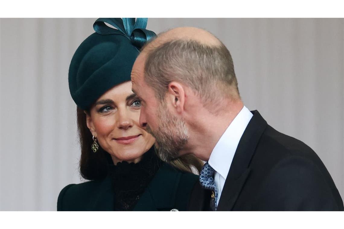 Kate, Princess of Wales, blickt Prinz William während einer Begrüßungszeremonie für den Sultan von Oman in der Datchet Road an.