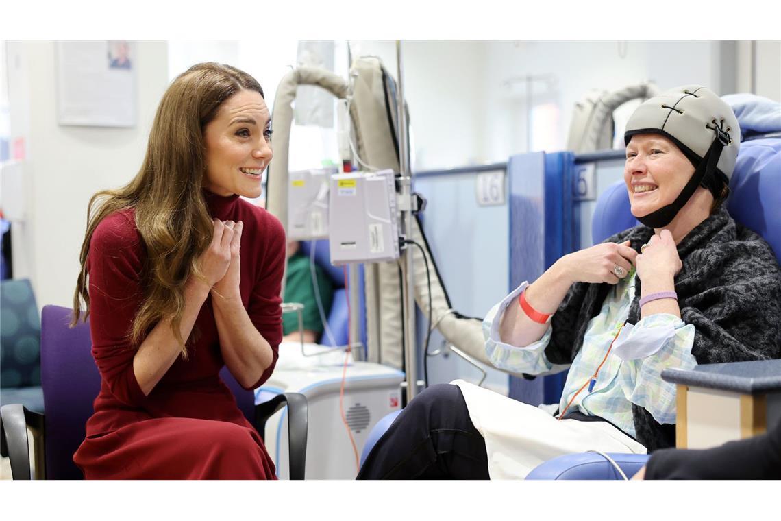 Prinzessin Kate nach Krebserkrankung „in Remission“ Kate, Prinzessin von Wales, unterhält sich mit Katherine Field während eines Besuchs im Royal Marsden Hospital in London, wo sie wegen ihrer Krebserkrankung behandelt wurde, um sich persönlich bei den Mitarbeitern für ihre Behandlung zu bedanken