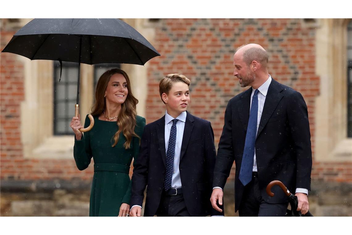 Kate schütze ihre Haare mit einem Schirm. William trug den Schirm in der Hand.