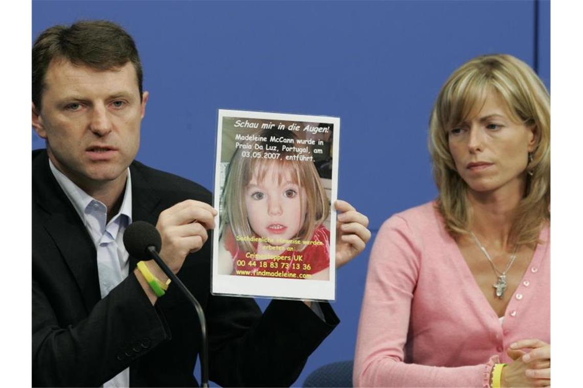 Kate und Gerry McCann zeigen während einer Pressekonferenz im Juni ein Bild ihrer verschwundenen Tochter Madeleine. Foto: Soeren Stache/dpa-Zentralbild/dpa