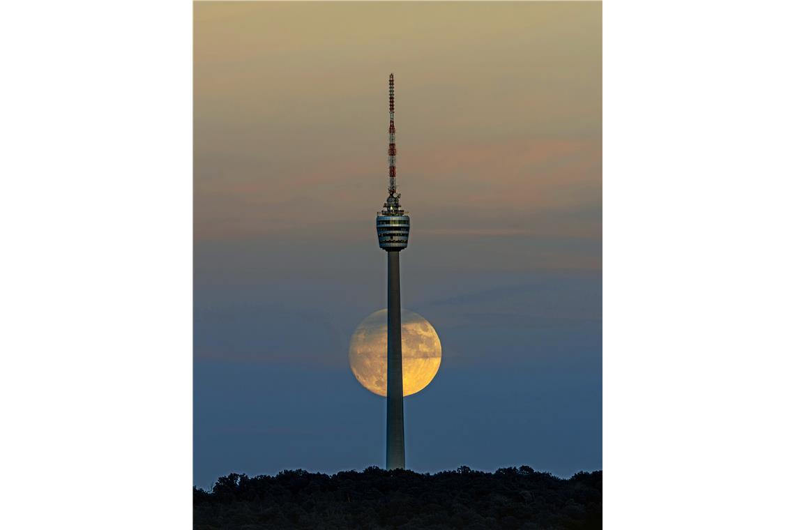 Kategorie "Blaue Stunde", Platz 1, "Mondaufgang": Für Konstantin Efthimiadis ste...