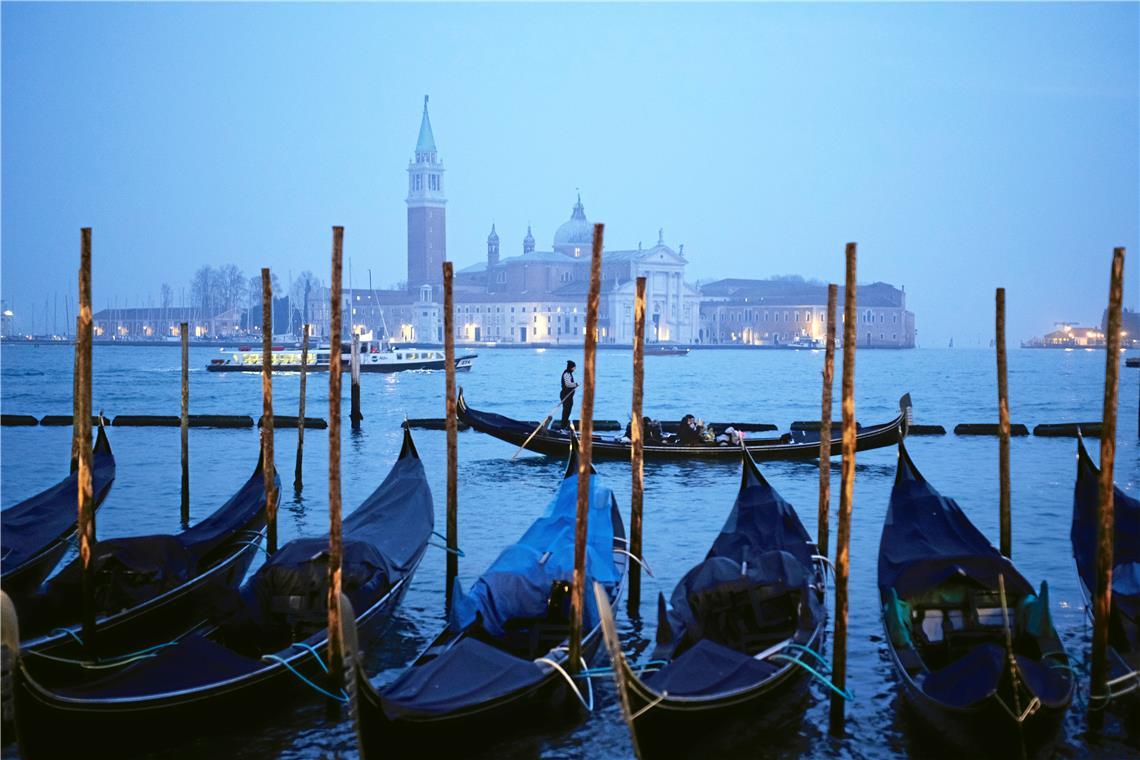 Kategorie "Blaue Stunde", Platz 3, "Venedig am Abend": Vertäute Gondeln, ein ein...
