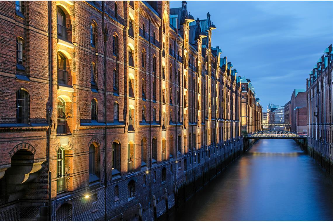 Kategorie "Blaue Stunde", Platz 5, "Hamburg bei Nacht": Sein Foto von der Hambur...
