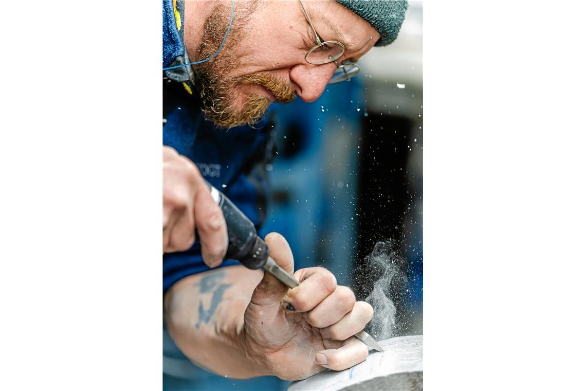 Kategorie "Menschen in Aktion", Platz 1, "Ich rauche meinen Stein - Steinmetz Sv...