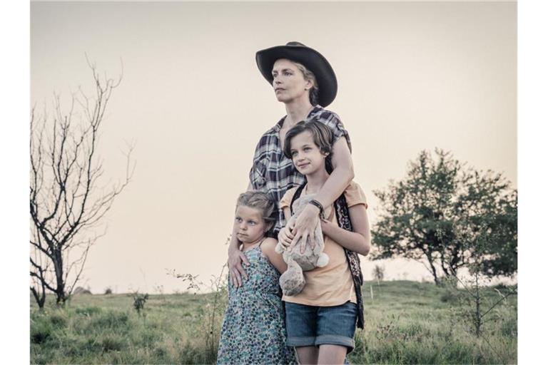 Katerina Lipovska, Nina Hoss und Adelia Constance Ocleppo in einer Szene aus dem Film „Pelikanblut“. Foto: Temelko Temelkov/Junafilm UG/Miramar film/dpa/Archivbild