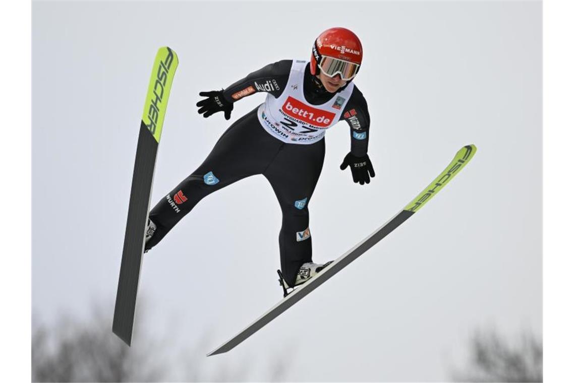 „Wachgerüttelt“ vor Olympia: DSV-Team springt auf Rang vier Katharina Althaus springt von der Mühlenkopfschanze in Willingen. Foto: Arne Dedert/dpa
