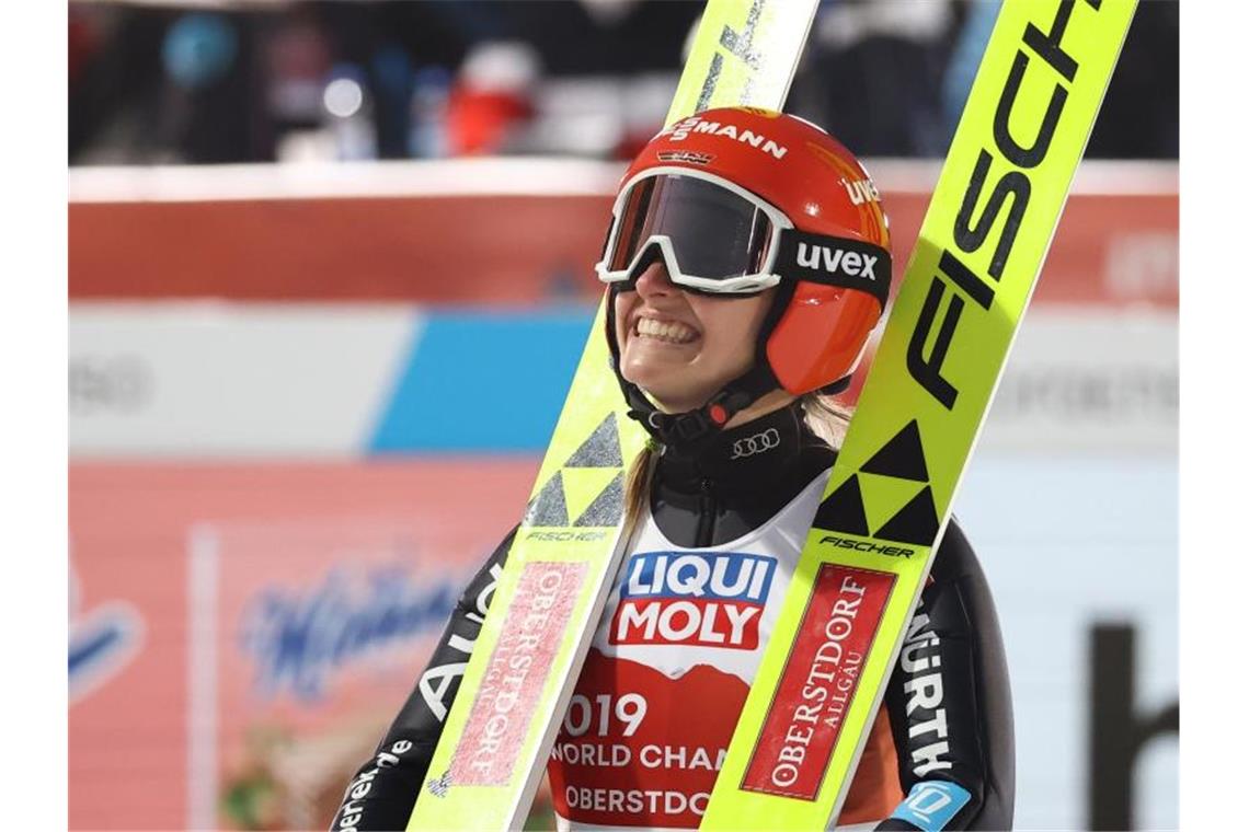 „Felsbrocken vom Herzen“: Skisprung-Mixed erobert Gold Katharina Althaus war nach ihrem Sprung bestens aufgelegt. Foto: Daniel Karmann/dpa