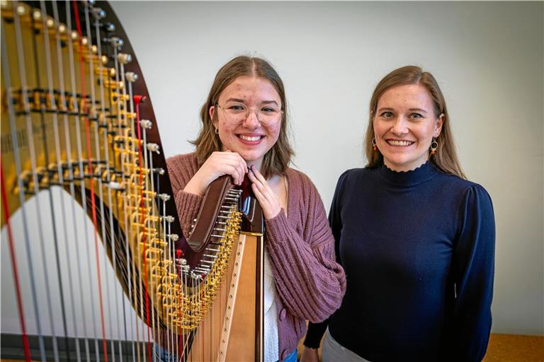 Katharina Dopfer und Musikschulleiterin Theresa Maria Romes-Bock freuen sich über den Erfolg bei „Jugend musiziert“. Foto: Alexander Becher