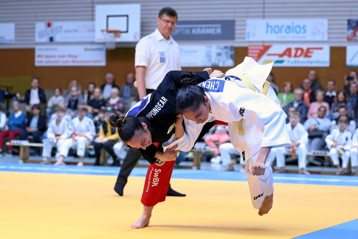 TSG-Judokas machen zweimal kurzen Prozess Katharina Menz (links) benötigt für ihren Sieg gegen Lasya Chennupati nur 49 Sekunden – und ist damit nicht einmal die Schnellste an diesem Tag. Fotos: Alexander Becher