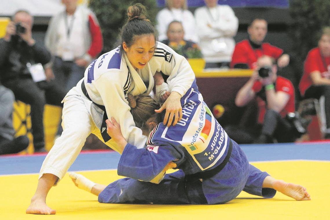 Weiterer Schritt zu den Olympischen Spielen Katharina Menz (links) zeigt beim Grand Prix in China eine starke Leistung. Foto: Imago