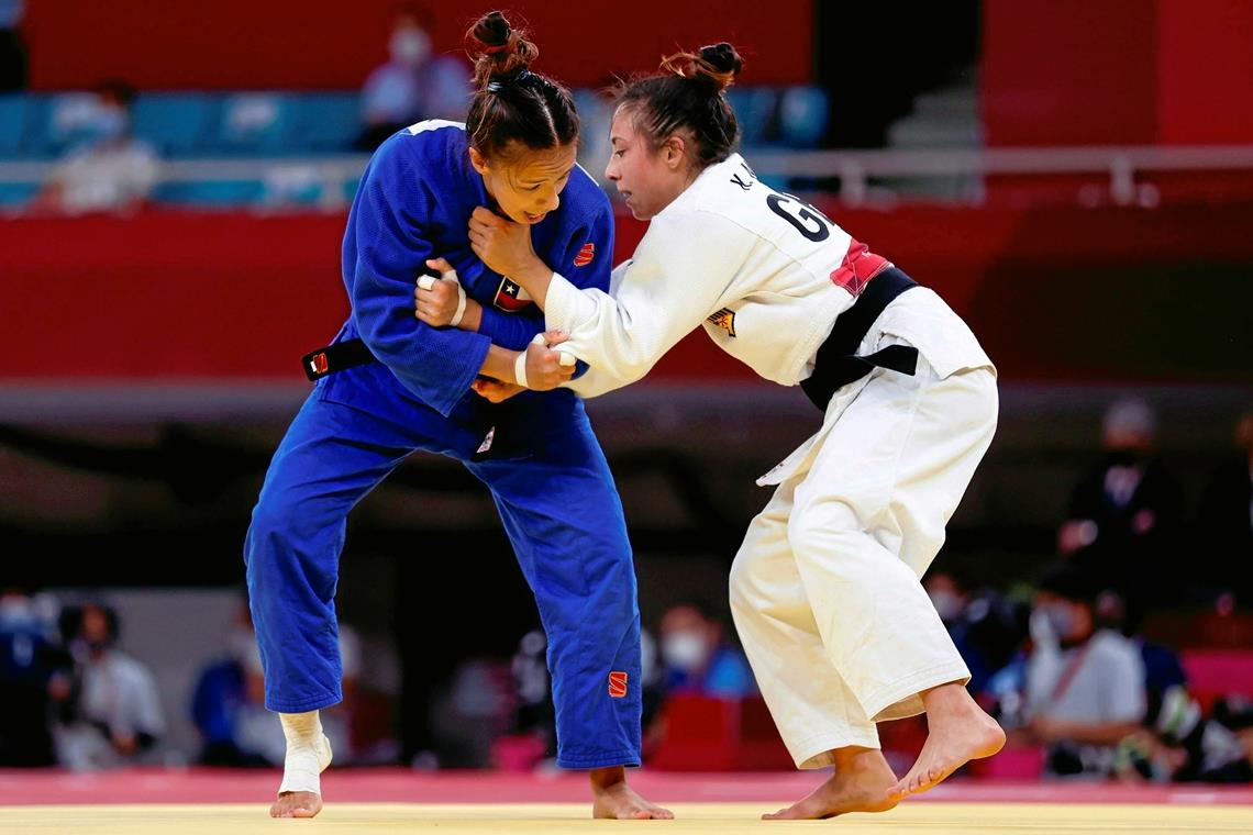 Katharina Menz (rechts) schnappte sich bei der WM in Taschkent die Silbermedaille. Auf dem Weg ins Finale bezwang sie unter anderem die Chilenin Mary Vargas (links).Archivfoto: Imago