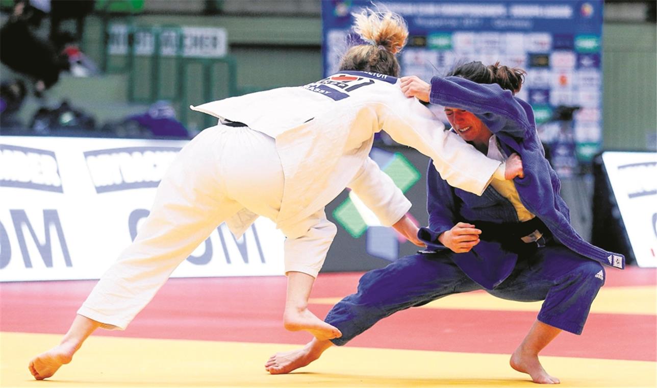 Katharina Menz (rechts) will sich mit der TSG Backnang in Sindelfingen nicht unterkriegen lassen. Foto: A. Becher