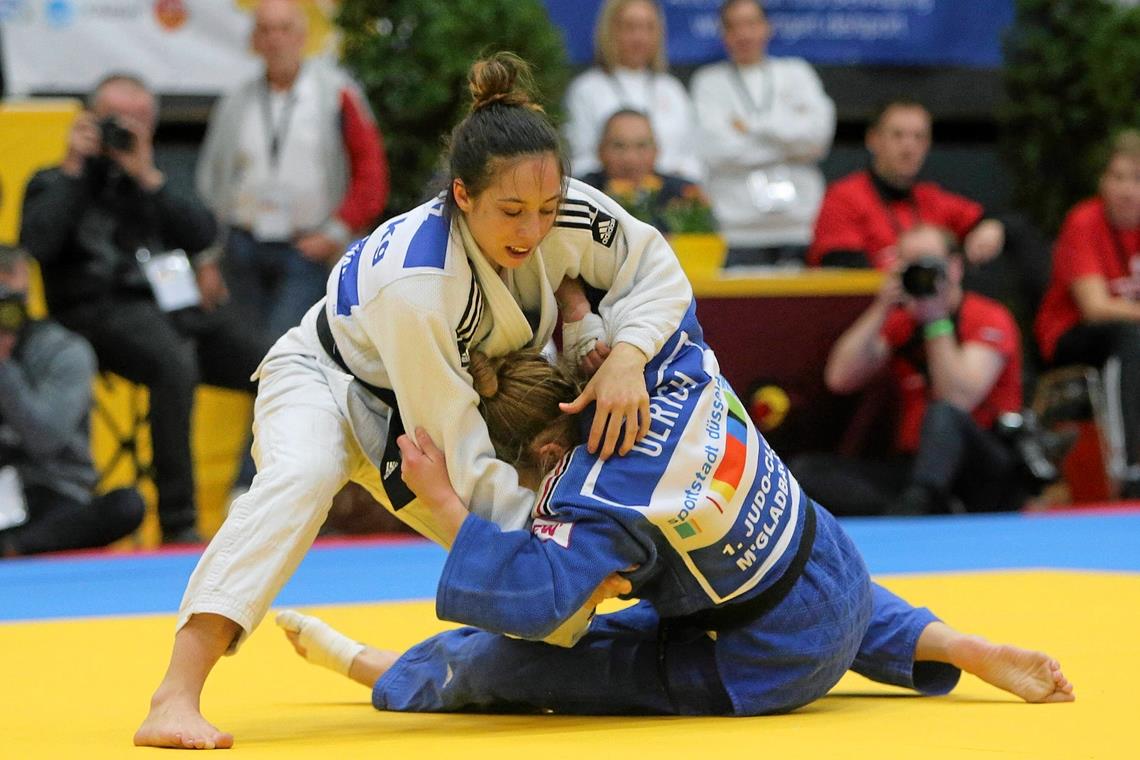 Das Aus im Achtelfinale Katharina Menz (weißer Anzug) gewinnt in Doha zumindest einen Kampf. Foto: Imago