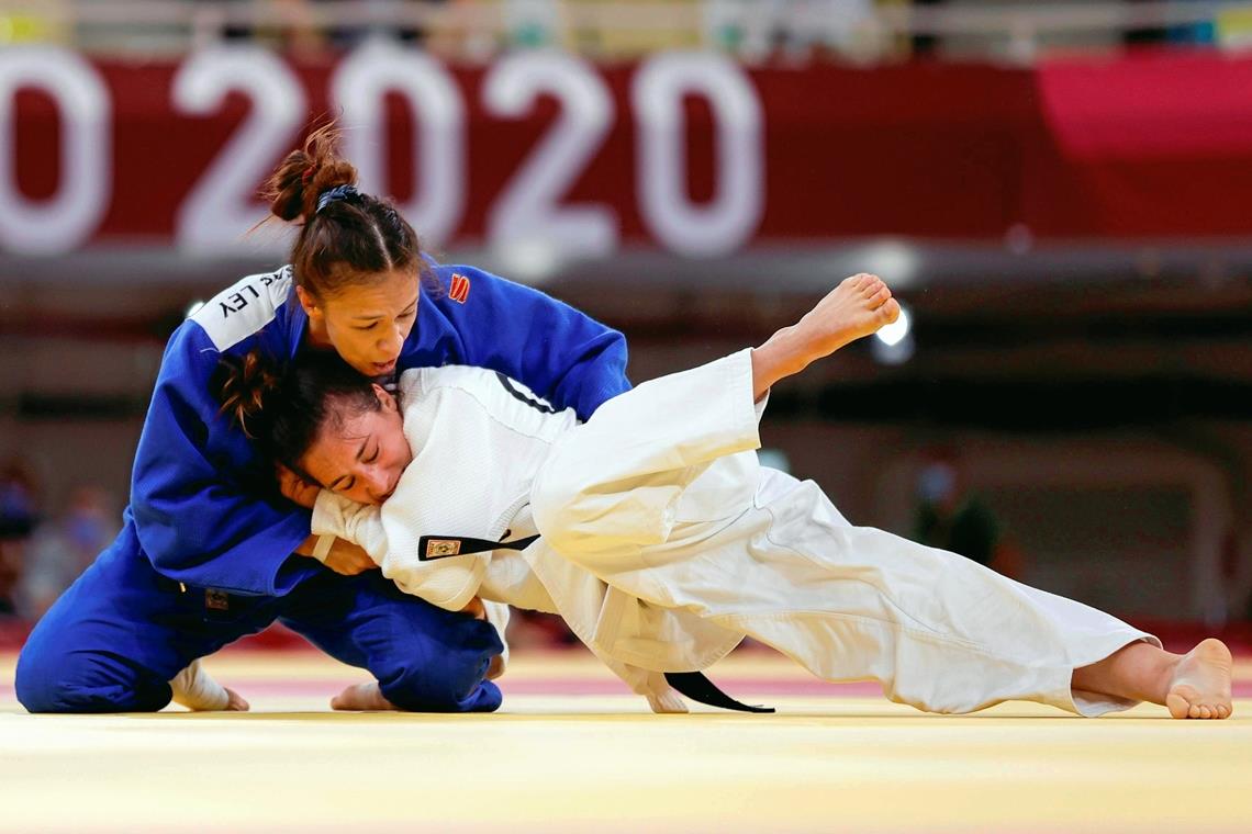 Katharina Menz (weißer Judoanzug) liefert sich mit der Chilenin Mary Dee Vargas Ley einen harten Kampf bei den Olympischen Spielen in Tokio. Foto: Imago