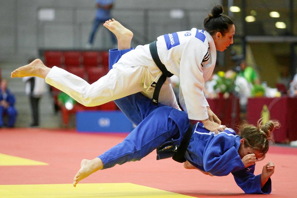 Katharina Menz (weißer Judoanzug) will heute bei der WM in Taschkent weit kommen. Foto: Imago