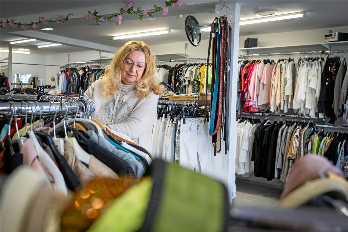 Katharina Rill geht sorgfältig die Kleidung durch, die ihr Kundinnen gebracht haben. Foto: Alexander Becher