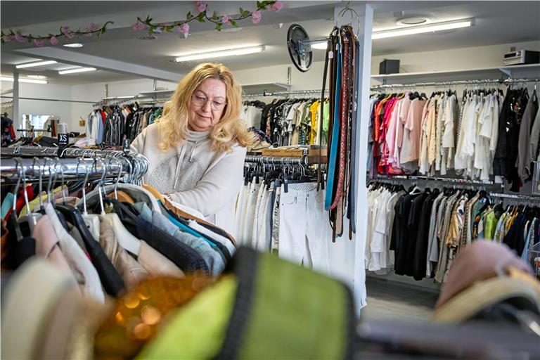 Katharina Rill geht sorgfältig die Kleidung durch, die ihr Kundinnen gebracht haben. Foto: Alexander Becher