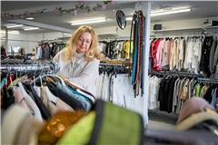 Katharina Rill geht sorgfältig die Kleidung durch, die ihr Kundinnen gebracht haben. Foto: Alexander Becher