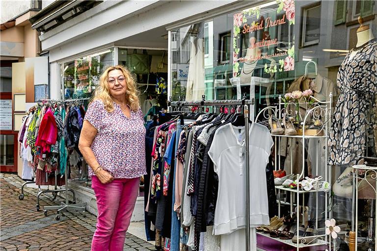 Katharina Rill, Inhaberin der Second-Trend-Boutique in der Schillerstraße, muss regelmäßig feststellen, dass Klamotten, Schuhe oder Taschen von der Auslage vor dem Laden verschwunden sind. Fotos: Karen Steinebronn
