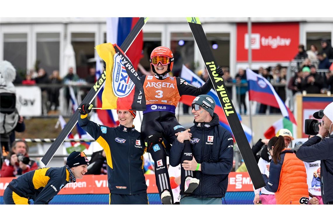 Katharina Schmid ließ sich nach dem letzten Sprung ihrer Karriere feiern.