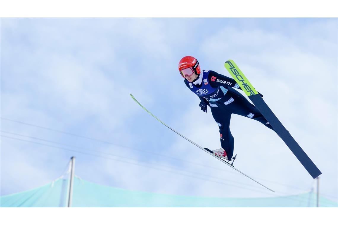 Platz drei beim Skifliegen: Freitag glänzt bei Geduldsprobe