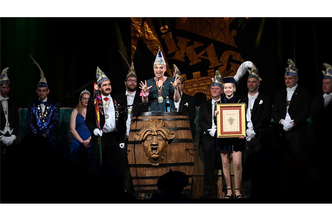 Katharina Schulze, Fraktionsvorsitzende der Grünen im Bayerischen Landtag, steht während der Prunksitzung der Kitzinger Karnevalsgesellschaft (KiKaG) nach der Verleihung des Schlappmaulordens in der Bütt.