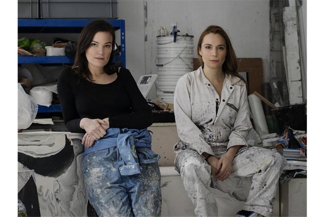 Stipendium holt Künstlerinnenduo Peles Empire nach Pforzheim Katharina Stöver und Barbara Wolff vom Künstlerinnenduo Peles Empire in ihrem Atelier. Foto: Christoph Mack/Hochschule Pforzheim/dpa