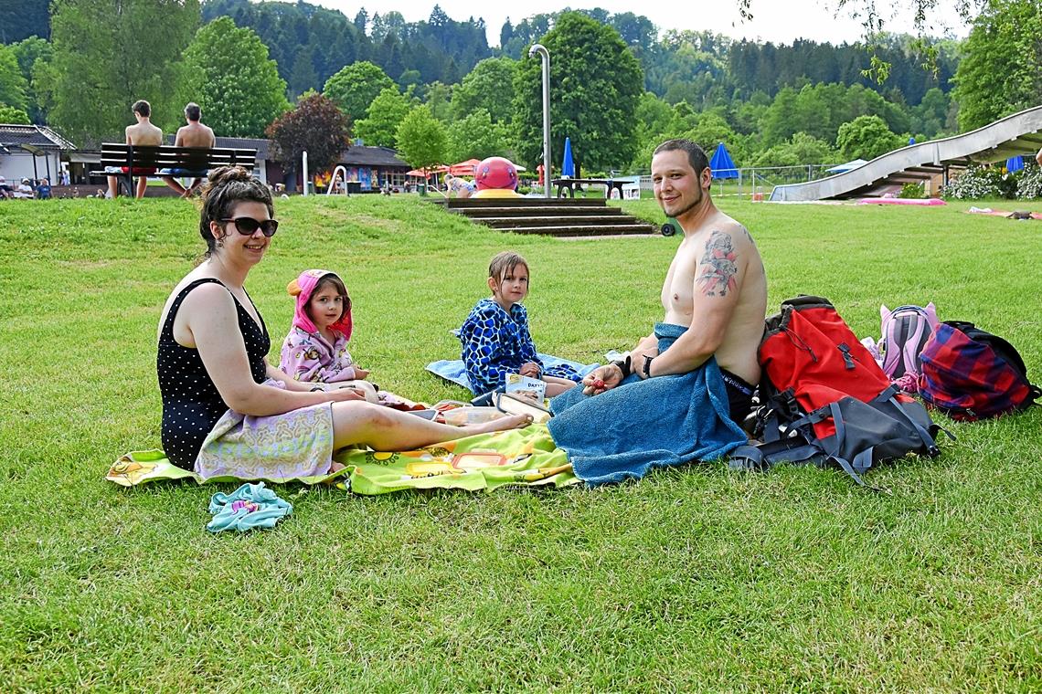 Verhaltener Start der Freibadsaison Katharina und Bastijan Hauber aus Fornsbach entspannen mit den Töchtern Amalia und Liliana beim Picknick. Amalia übt zurzeit im Bad für den Schwimmkurs.