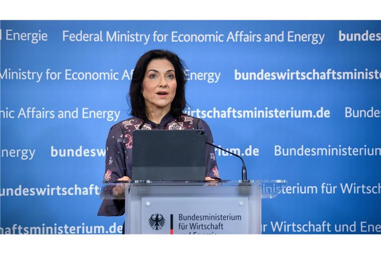 Katherina Reiche (CDU), Bundesministerin für Wirtschaft und Energie, äußert sich bei einer Pressekonferenz zur Freigabe von Ölreserven und zur Überprüfung von Spritpreisen.