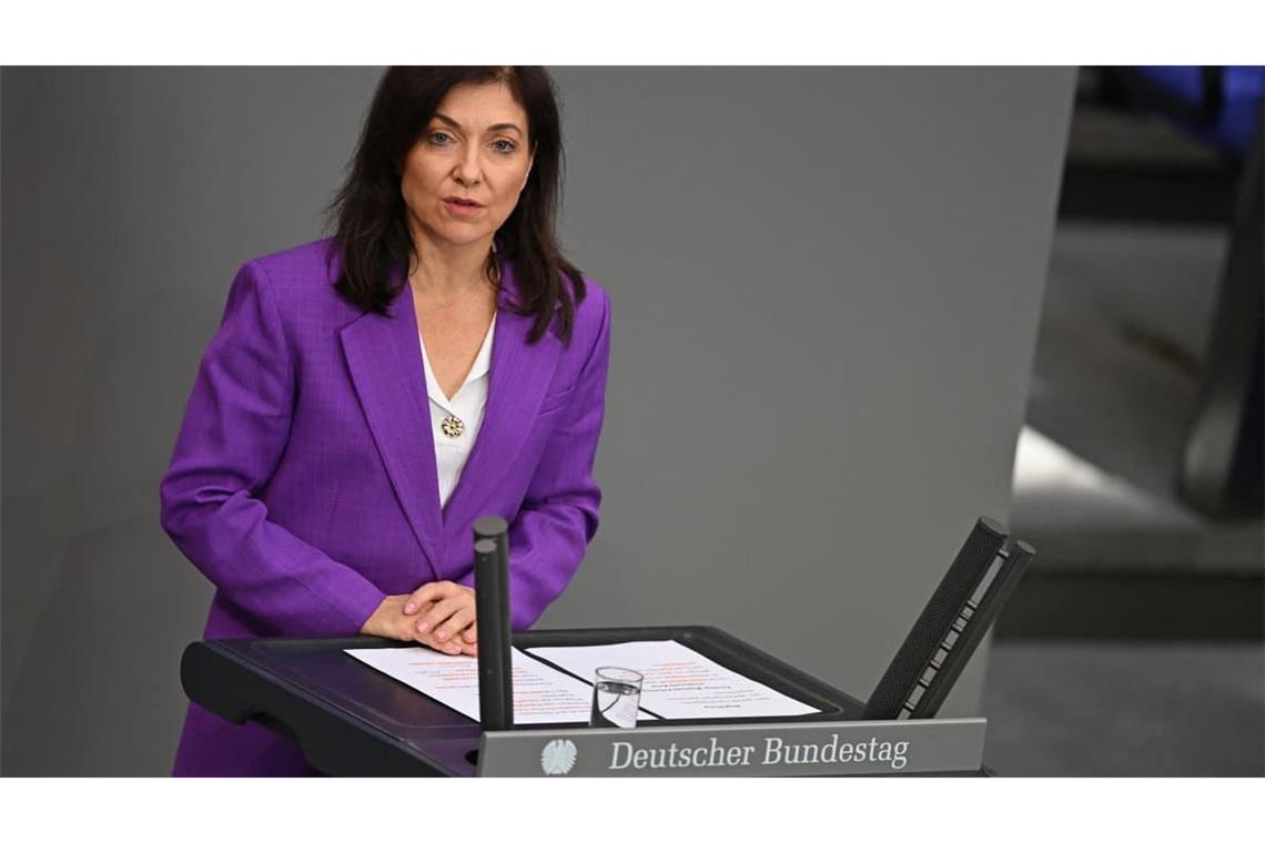 Katherina Reiche (CDU), Bundesministerin für Wirtschaft und Energie, spricht im im Bundestag zum Haushalt. 
