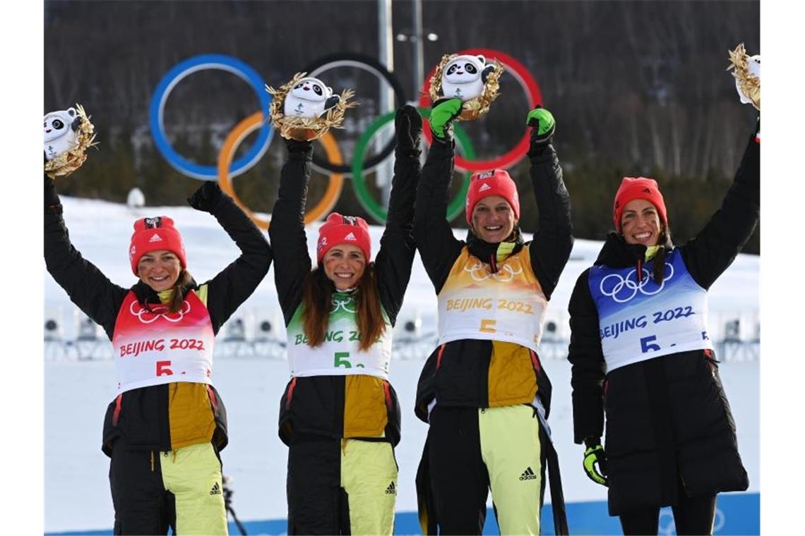 Skeletoni rast zu Gold - Überraschung durch Langlauf-Frauen Katherine Sauerbrey, Katharina Hennig, Victoria Carl und Sofie Kreh (v.l.) freuen sich über den zweiten Platz. Foto: Angelika Warmuth/dpa
