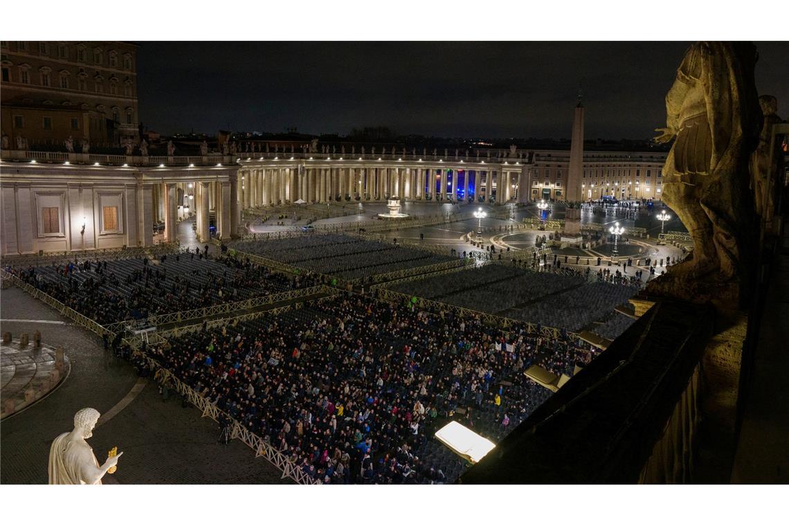 Bilder des Tages Katholische Gläubige nehmen an einem nächtlichen Rosenkranzgebet für die Gesundheit von Papst Franziskus auf dem Petersplatz teil.