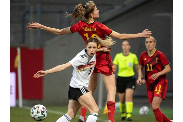 Kathrin Hendrich (l) im Zweikampf mit der Belgierin Marie Minnaert. Foto: Federico Gambarini/dpa
