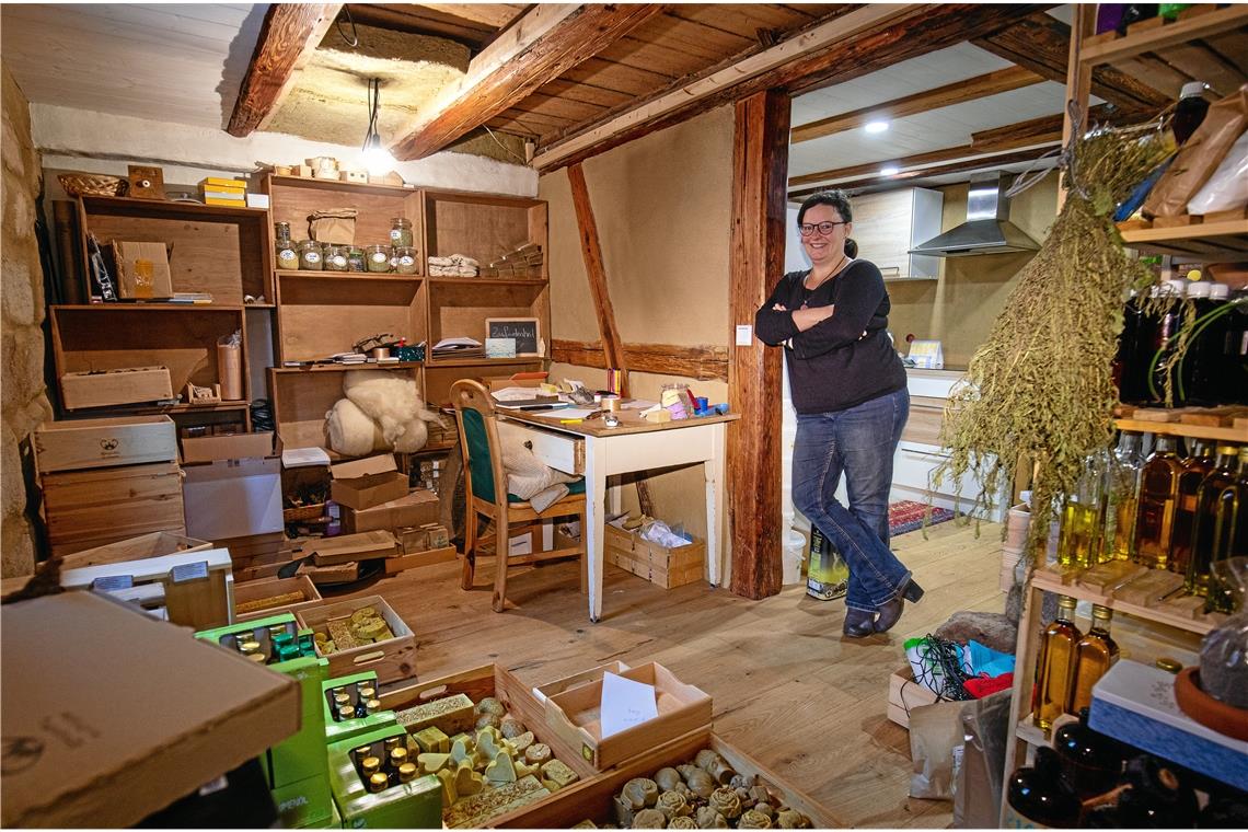 Kathrin Marotta in ihrer Manufaktur. Die Seifen dürfen in Holzkisten lagern und dort in aller Ruhe sechs Wochen lang reifen. Fotos: A. Becher