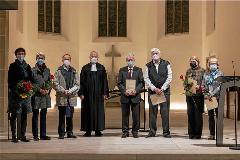 Kathrin Messner (von links), Katja Müller, Walter Fehr, Harald Gentsch, Friedhart Hübler, Andrea Mühlhäuser und Doris Buchenau stehen bei der Bezirkssynode in Backnang mit Dekan Wilfried Braun (Vierter von links) besonders im Mittelpunkt. Foto: A. Becher
