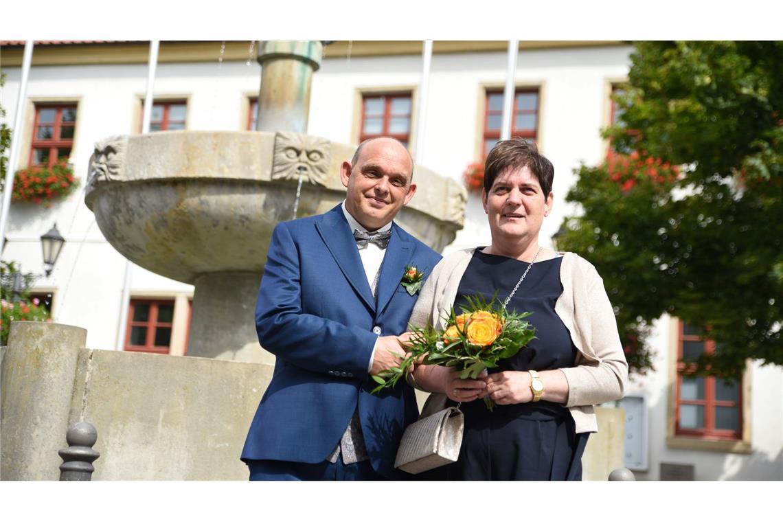 Hochzeit mit Behinderungen: 885 Tage Warten auf das Jawort Kathrin Pollnow und Klaus-Dieter Rose stehen vor dem Standesamt in Oschersleben (Sachsen-Anhalt).