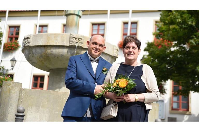 Kathrin Pollnow und Klaus-Dieter Rose stehen vor dem Standesamt in Oschersleben (Sachsen-Anhalt).